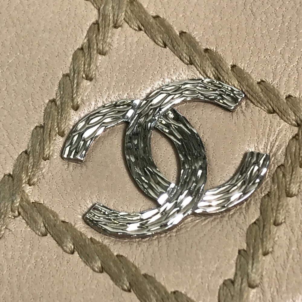 CHANEL Authentic Cream Wallet - Picture 6 of 16